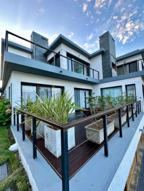 Amplio duplex al mar en manantiales